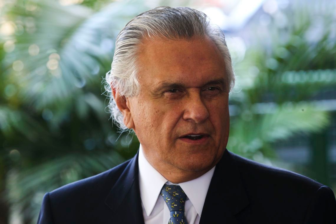 Caiado assume governo de Goiás prometendo “cortar na carne”