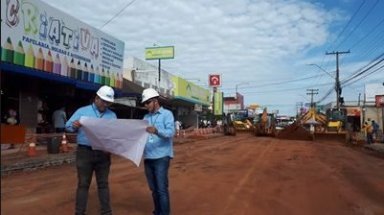 Implantação de rede de esgoto na Avenida Igualdade segue em ritmo acelerado, no Setor Garavelo
