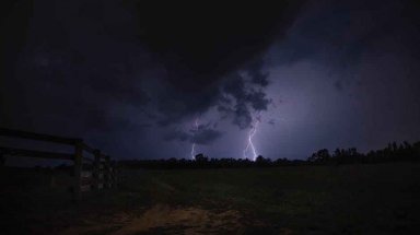 Tempestades com raios e trovoadas e temperaturas caem nesta terça-feira