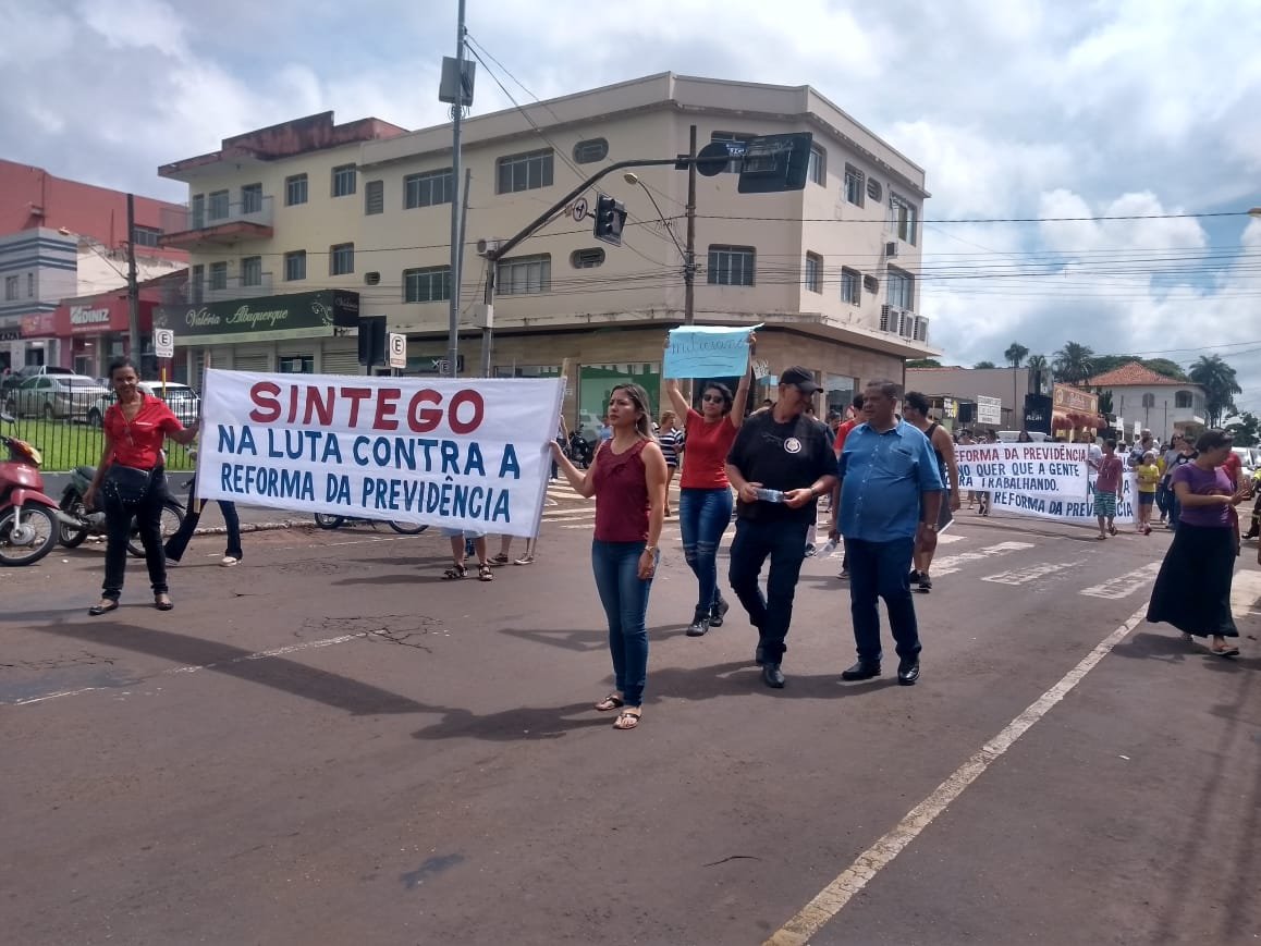 Ato contra a reforma da Previdência bloqueia BR-153 em Goiânia; manifestantes também saíram às ruas em Jataí