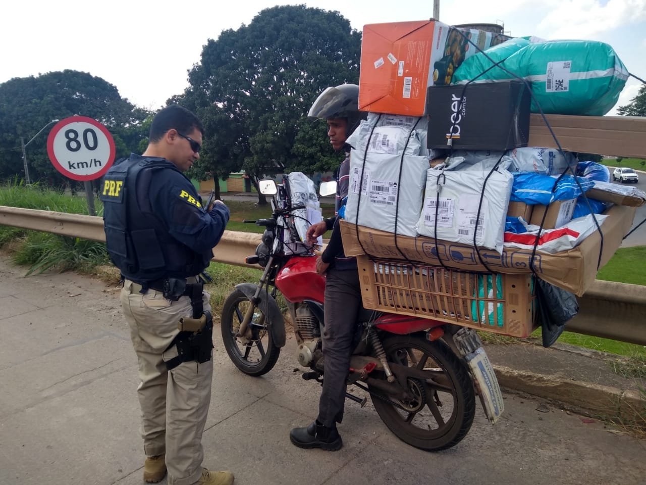 Motocicleta é apreendida por transporte de carga irregular em Goiânia