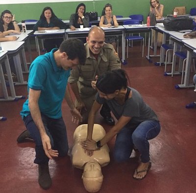 Profissionais da Educação participam de curso de primeiros socorros em Goiânia