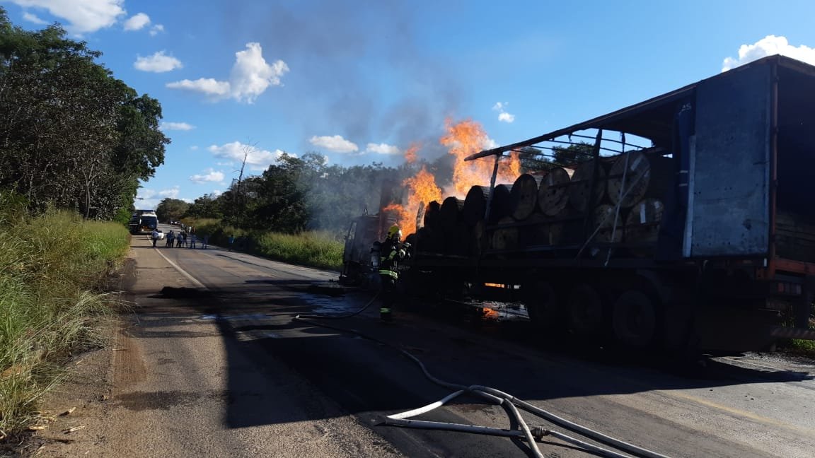 Carreta pega fogo e interdita BR-153 no norte do Estado