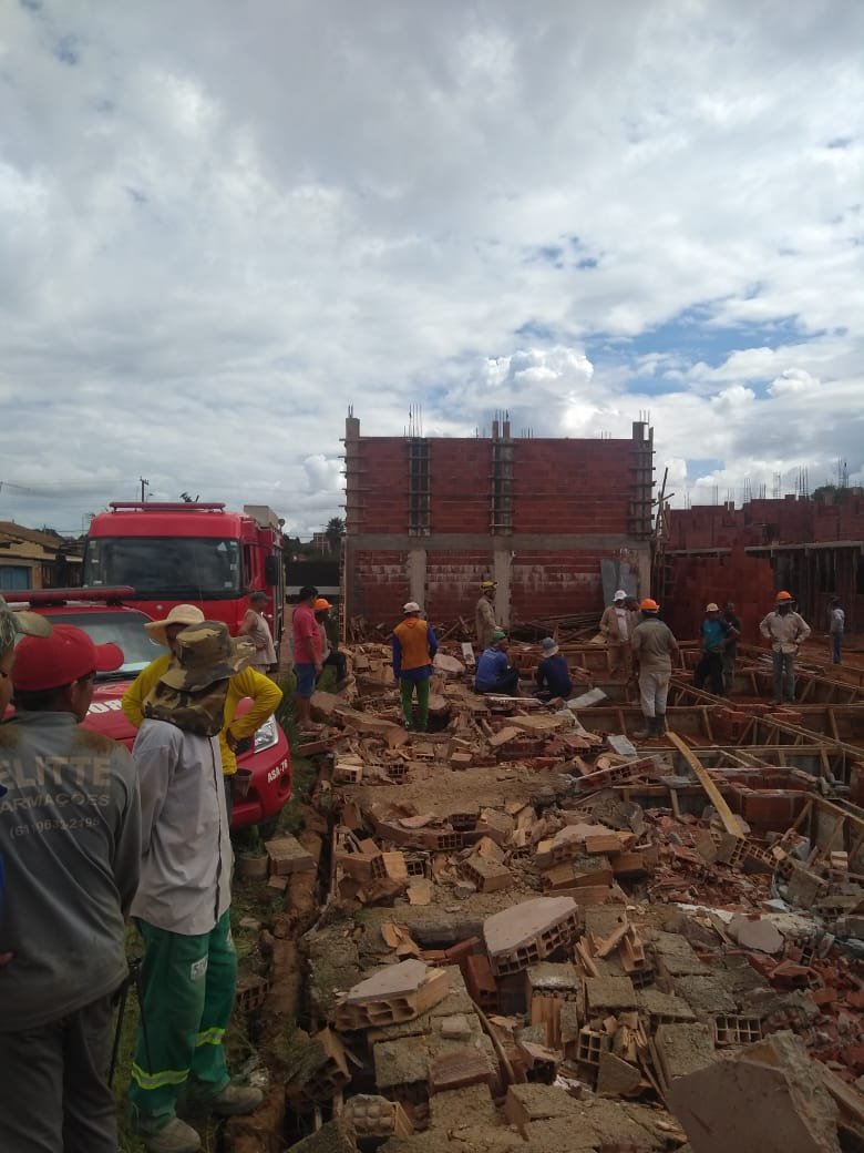 Desabamento em construção deixa um morto e dois feridos em Águas Lindas de Goiás