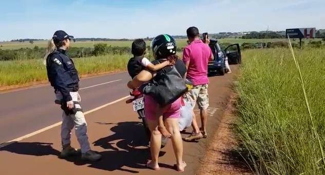 Criança é transportada de forma irregular em motocicleta, em Rio Verde
