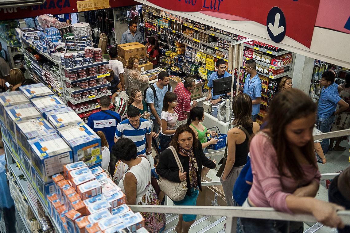 Percentual de famílias brasileiras endividadas cresce no país, diz CNC