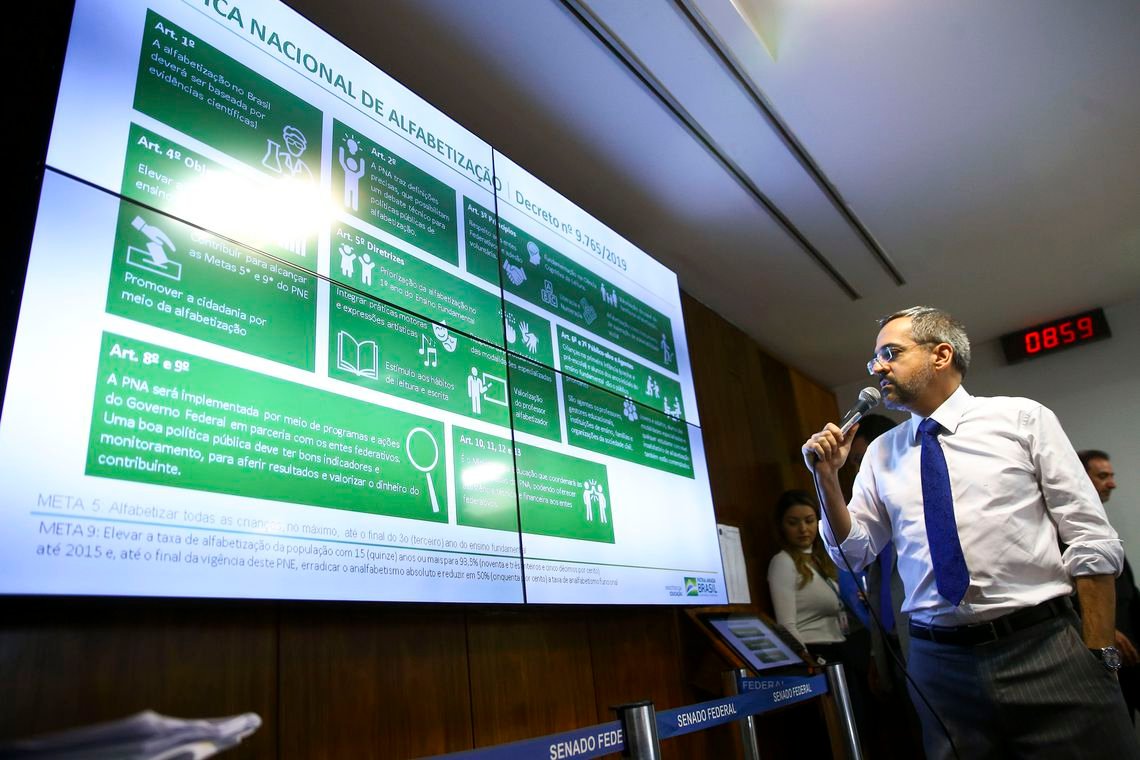 Ministro nega cortes em universidades e defende educação básica