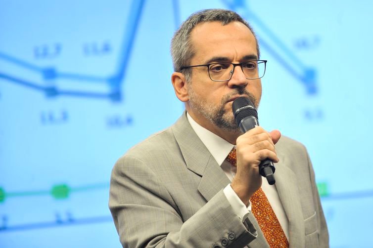 Ministro diz ser contra cobrar mensalidade em universidade federal