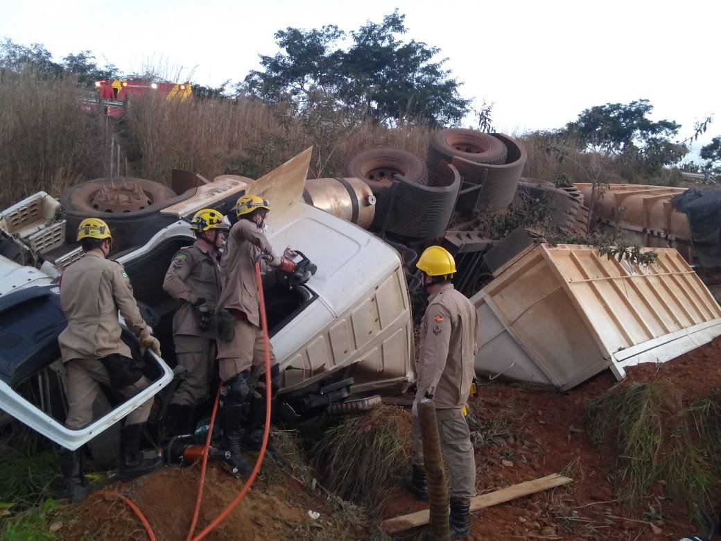 Grave acidente envolvendo uma carreta e um carro deixa dois mortos, na BR-070, em Cocalzinho de Goiás