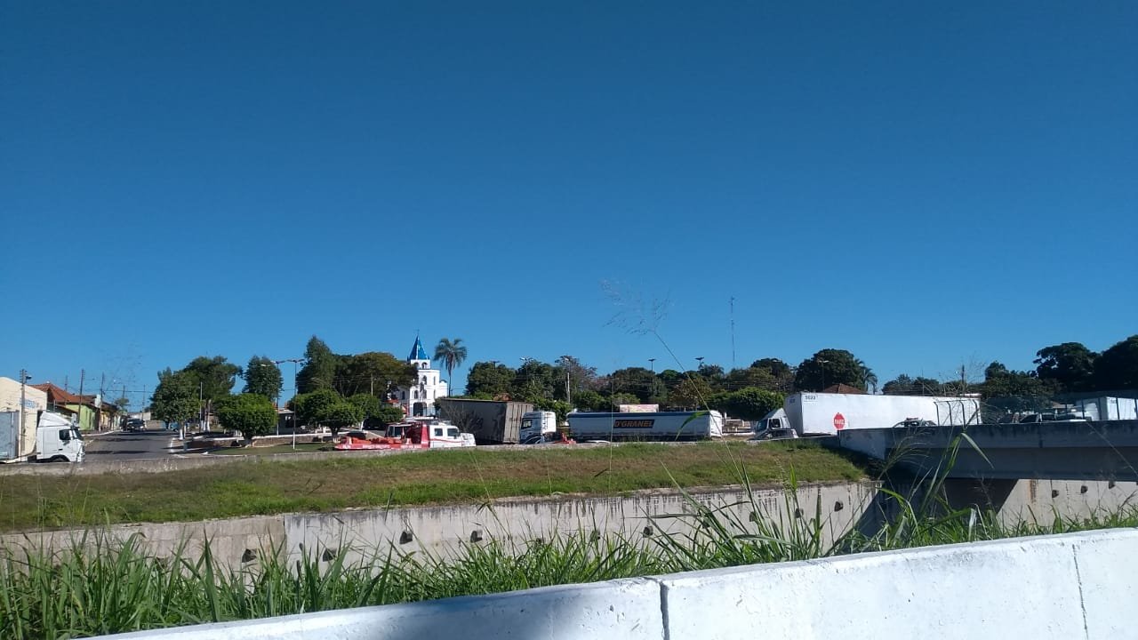 Carreta com álcool tomba e deixa BR-153 totalmente interditada entre Professor Jamil e Morrinhos