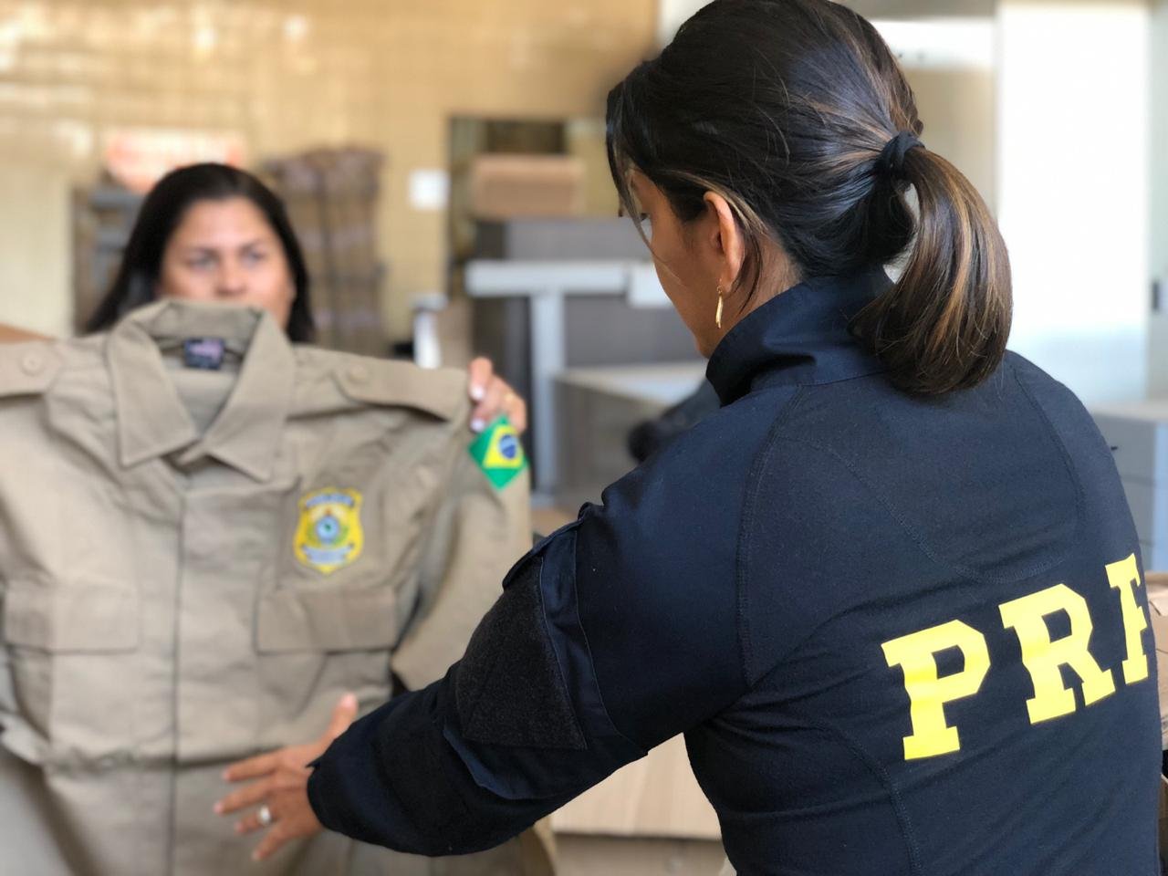 PRF faz doação de uniformes para adolescentes em situação de vulnerabilidade em Goiânia