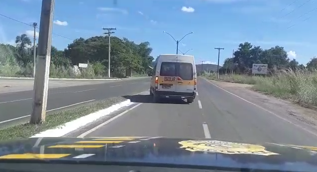 Apreendido veículo escolar com pneus em mau estado e sem cinto de segurança, em Piranhas
