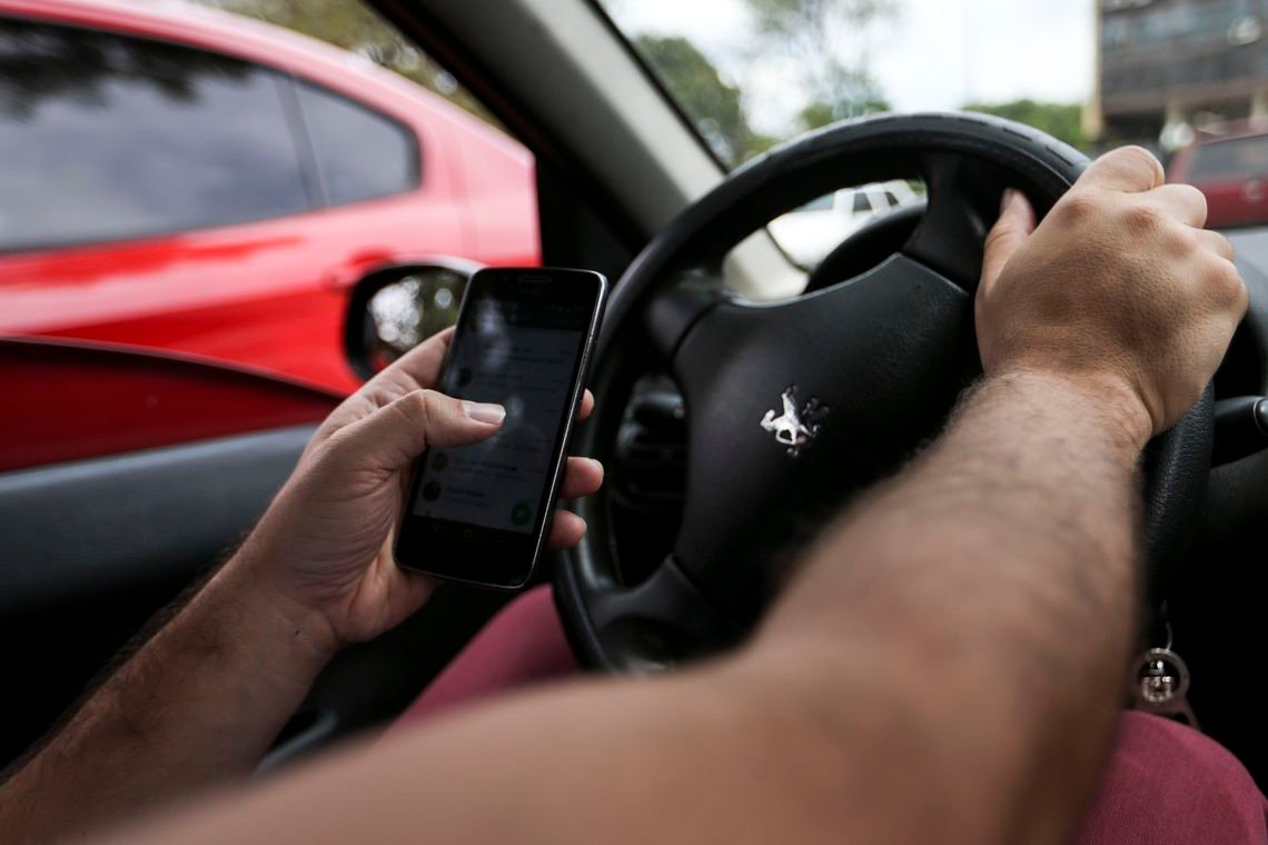 Um em cada cinco brasileiros usa o celular enquanto dirige, mostra pesquisa