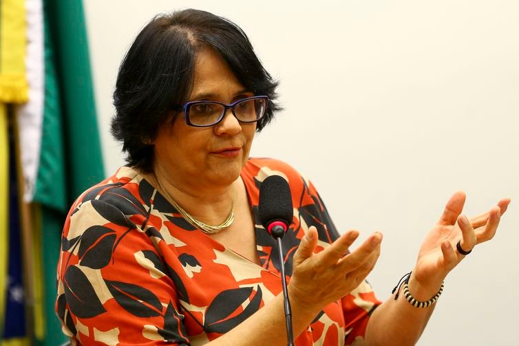 Debate sobre gênero provoca sofrimento em jovens, diz Damares