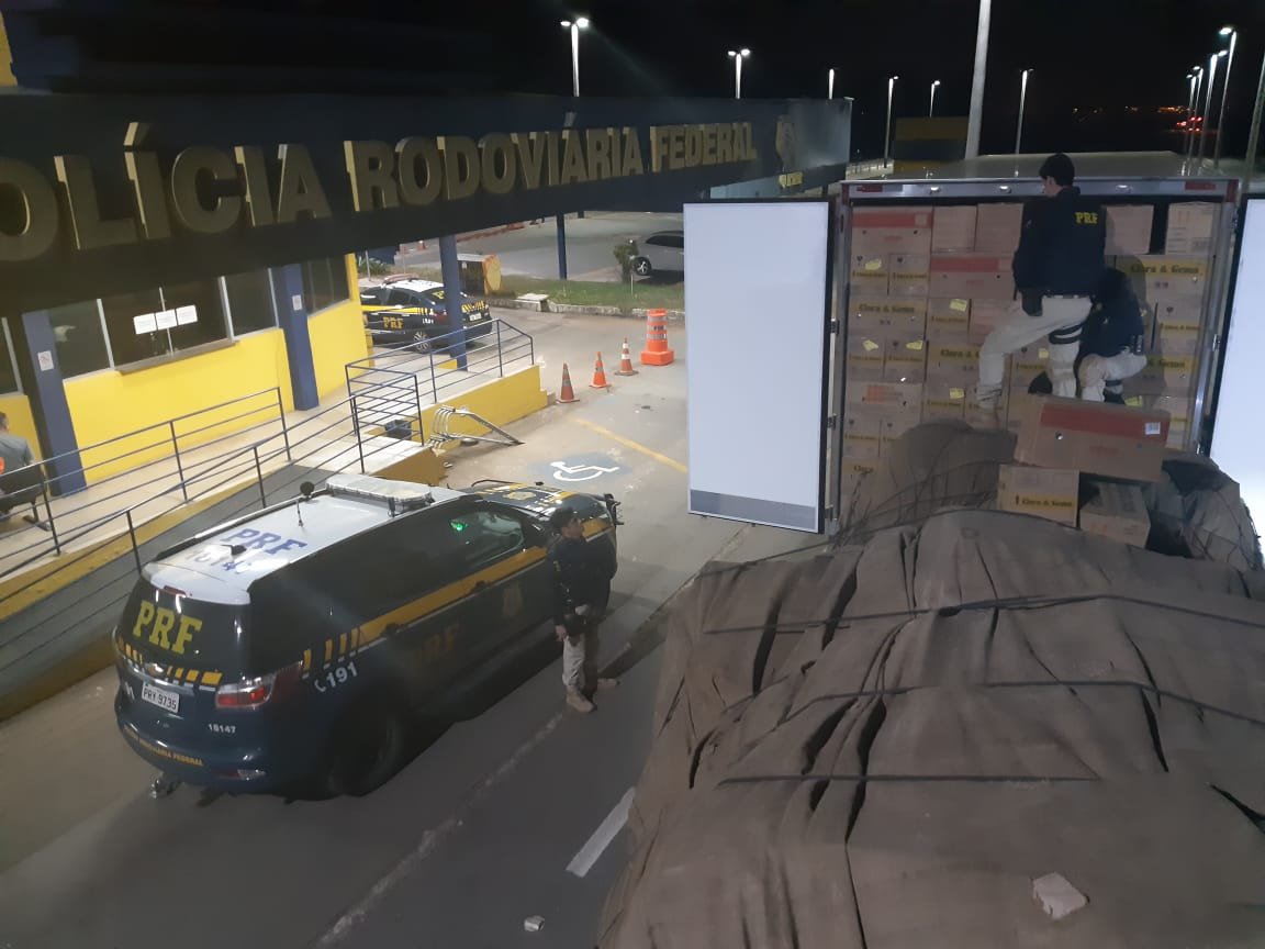 Apreendida carga de cigarro escondida no meio de caixas de ovos, em Hidrolândia