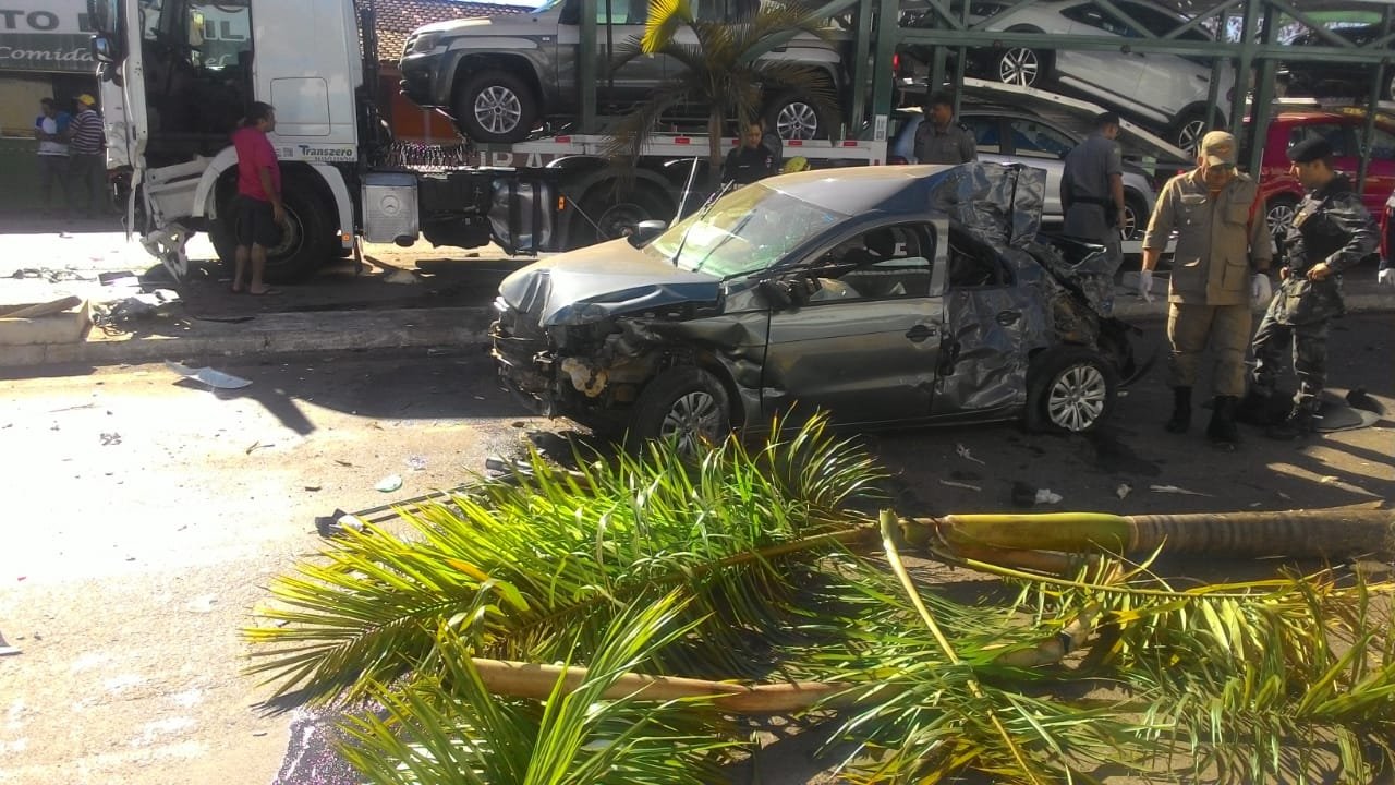 Colisão de veículo e caminhão mata uma pessoa, em Pirenópolis