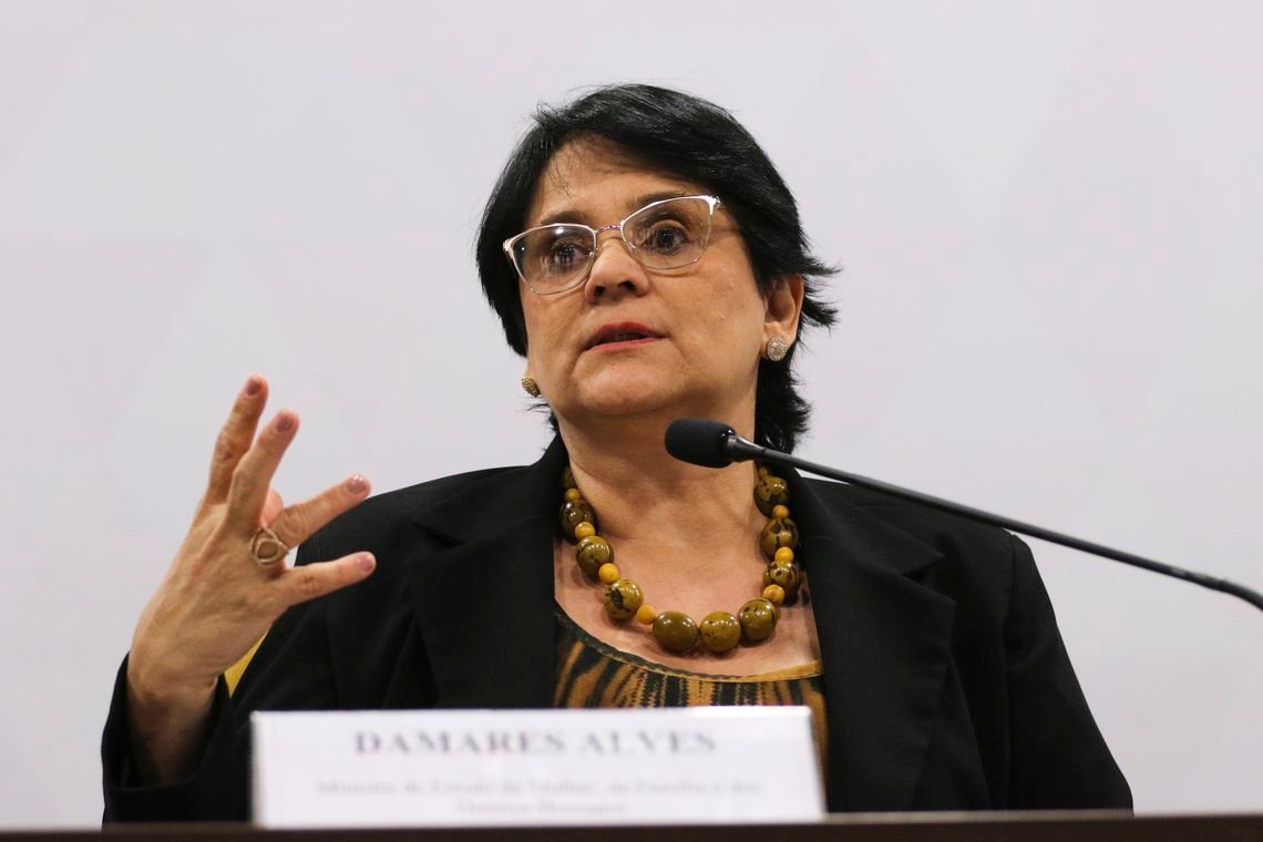 Ministra Damares Alves faz vistoria em aeronaves abandonadas da Funai em GO, DF, RJ e PA