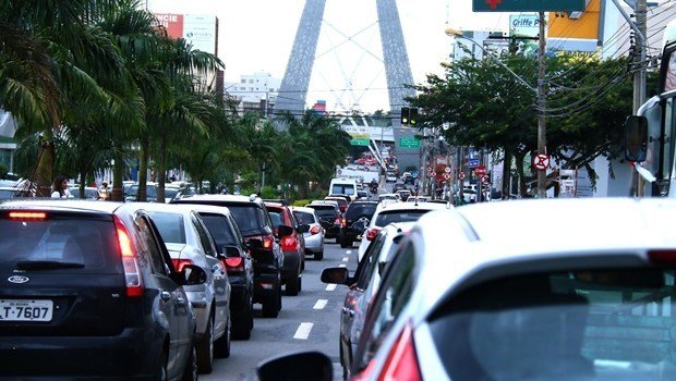 Prazo para licenciamento de veículos com placa final cinco vence nesta sexta-feira em Goiás
