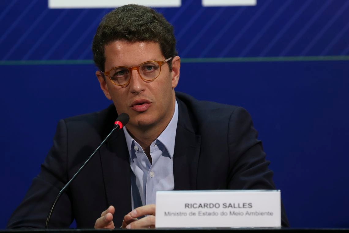 Após mal-estar, ministro do Meio Ambiente é internado em Brasília