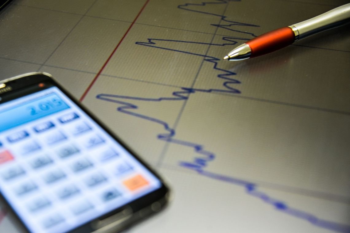 Previsão de crescimento econômico aumenta; estimativa de inflação cai