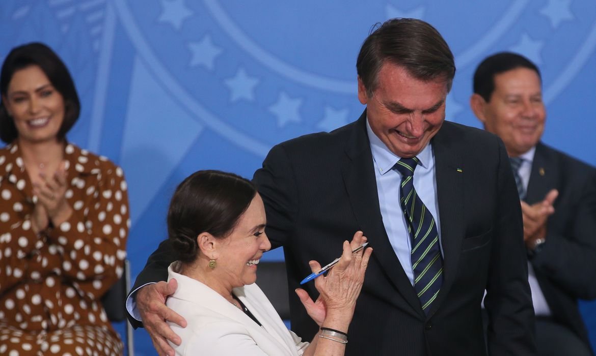 Durante posse, Regina Duarte diz que buscará diálogo e pacificação no setor cultural