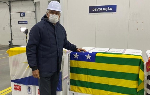 Caiado anuncia mais 140 mil doses de vacina contra covid para Goiás