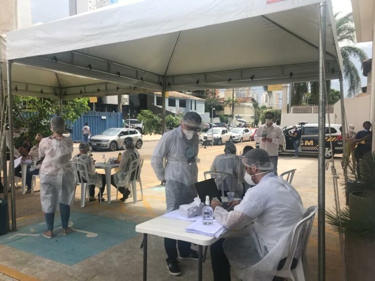 Saúde prepara locais de vacinação para evitar aglomerações, em Goiânia