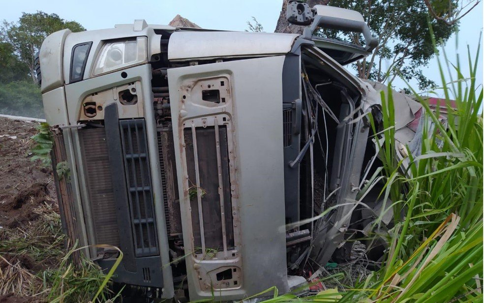 Colisão entre caminhão e ônibus de viagem deixa feridos na BR-153, em Campinorte