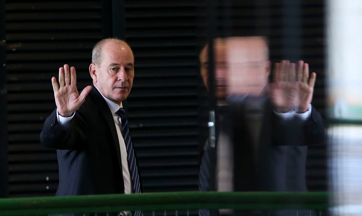 Fernando Azevedo e Silva anuncia que vai deixar o Ministério da Defesa