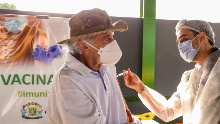 Prefeitura de Goiânia aplica segunda dose em maiores de 76 nesta segunda