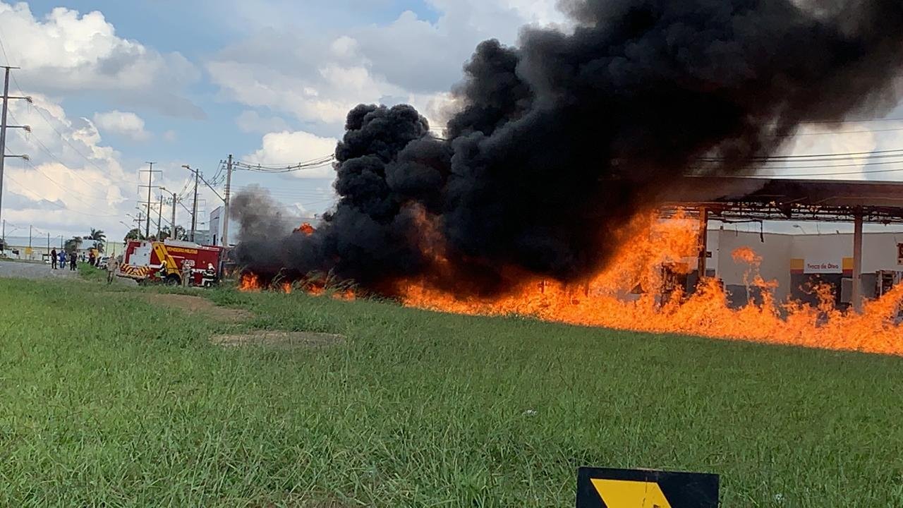 Carreta com etanol tomba e pega fogo próximo a posto de combustível, em Goiânia