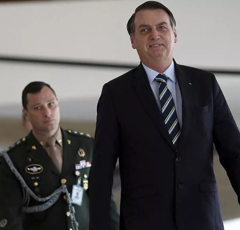PF diz que Bolsonaro mandou dinheiro para fora do Brasil para aguardar o golpe