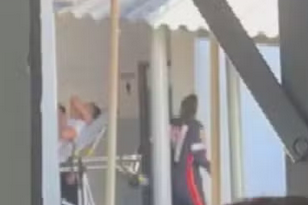Aluno leva arma do pai da namorada para escola e fere amigo ao mostrá-la, em Goiás