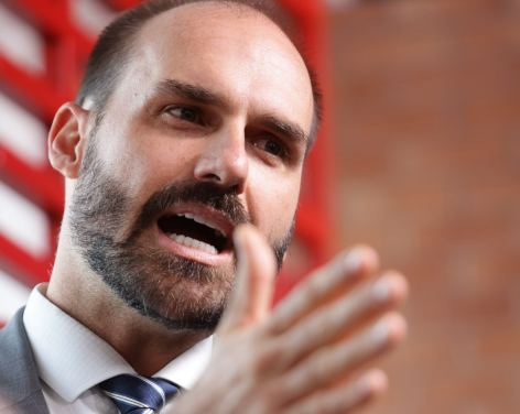 Eduardo Bolsonaro decide ficar nos EUA e se licenciar da Câmara