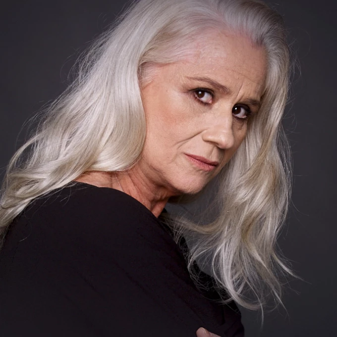 Sesc apresenta espetáculo Ficções com Vera Holtz no Teatro Goiânia