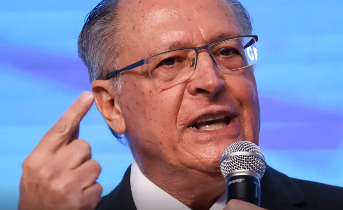 Brasil está conversando “com reserva” com Estados Unidos, diz Alckmin