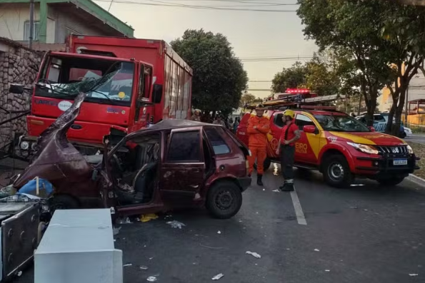 Três jovens morrem em acidente entre carro e caminhão em Aparecida de Goiânia