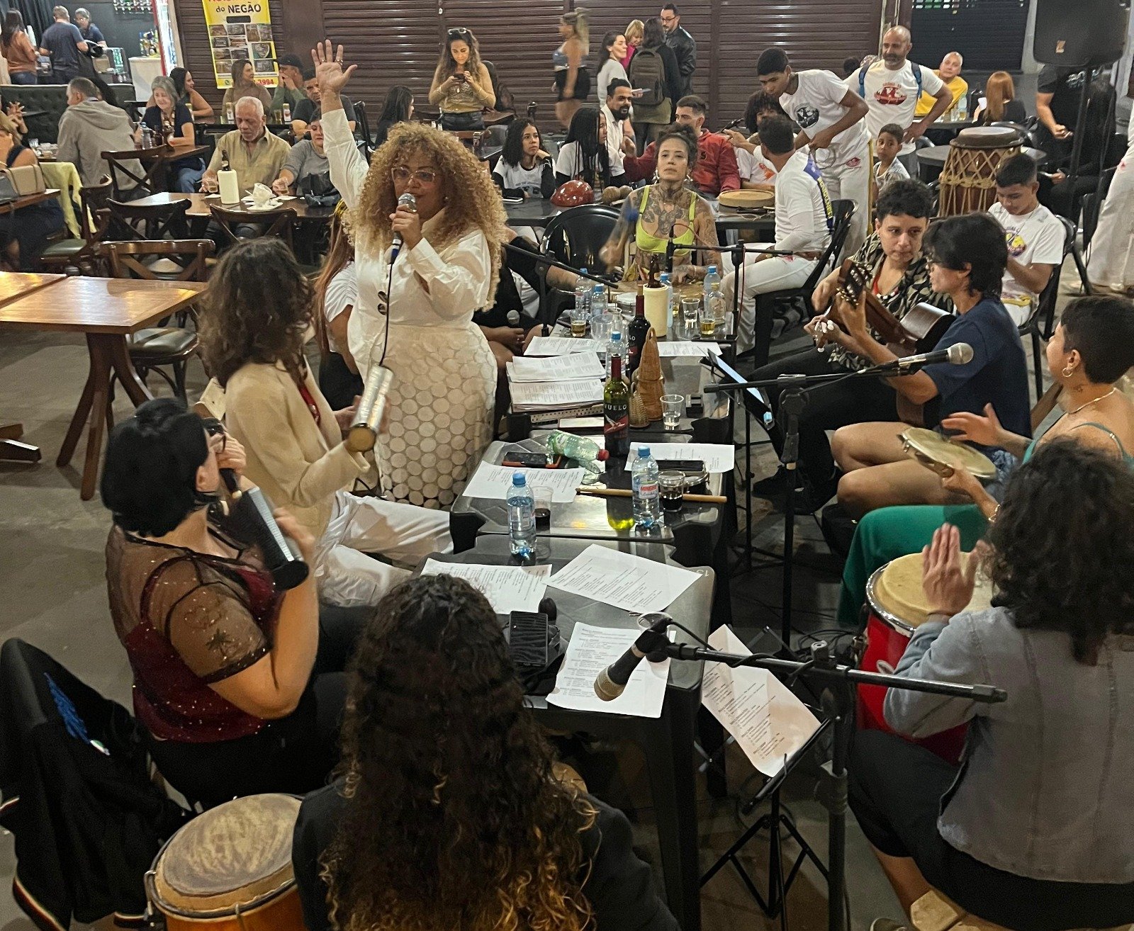 Mulheres na Roda de Samba fazem show no Mercado da Vila Nova