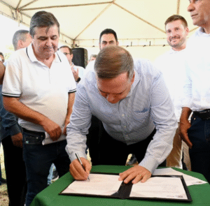 Prefeito Sandro Mabel assina contrato para canalização do Córrego Cascavel