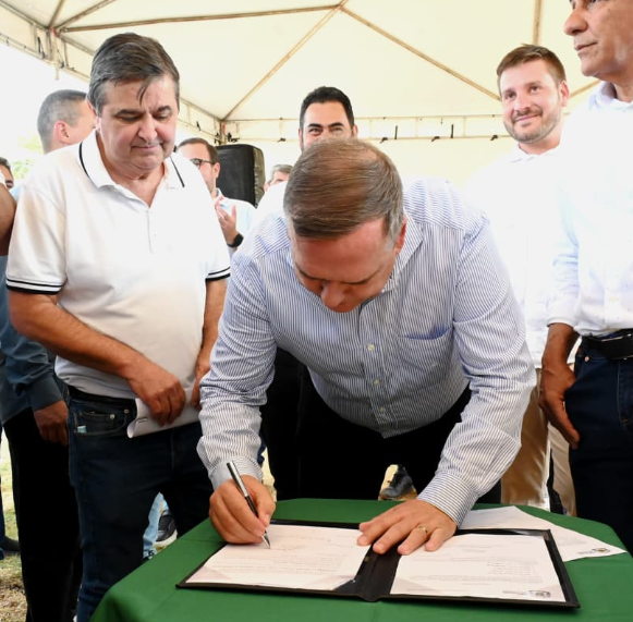 Prefeito Sandro Mabel assina contrato para canalização do Córrego Cascavel