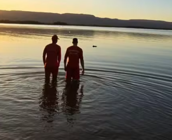 Homem morre afogado após canoa com nove pessoas afundar, em Goiás