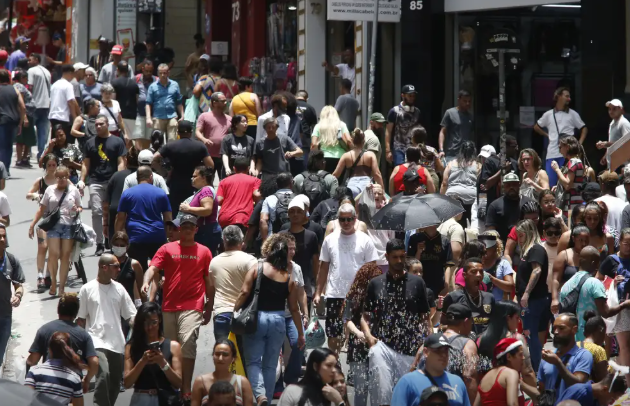 População brasileira chega a 213,4 milhões em julho de 2025