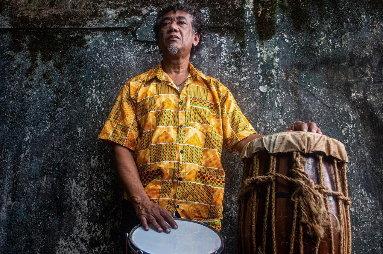 Mestre Jackson, um dos precursores do Samba Reggae no Olodum, ministra oficinas em Goiás
