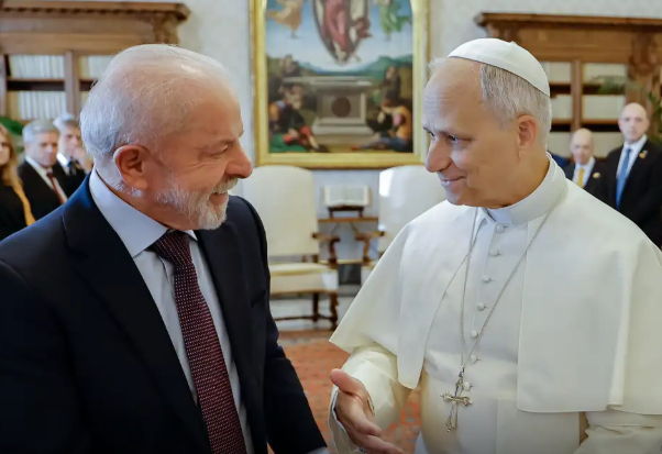 Lula se reúne com papa Leão XIV, pela primeira vez, no Vaticano