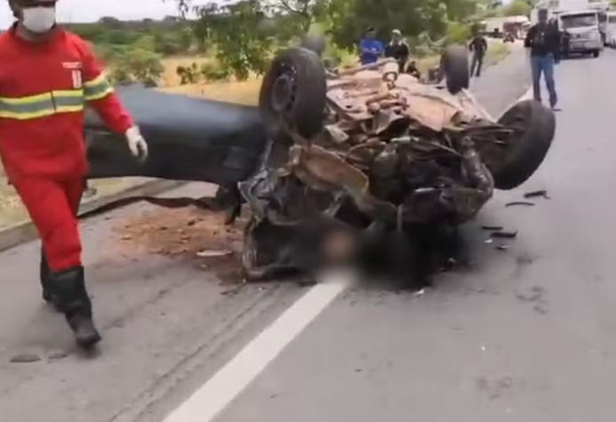 Três pessoas morrem em acidente entre carro e ambulância na BR-153 em Goiás