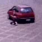 Mulher é arrastada pelo ex ao ficar presa a carro em Goiás