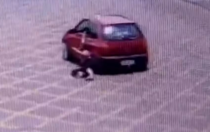 Mulher é arrastada pelo ex ao ficar presa a carro em Goiás