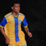 Jogador de futebol morre após ser atingido por suposto tiro acidental, em Goiás