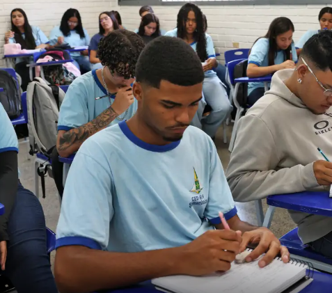 Beneficiário do Pé-de-Meia ganha R$ 200 se fizer dois dias de Enem