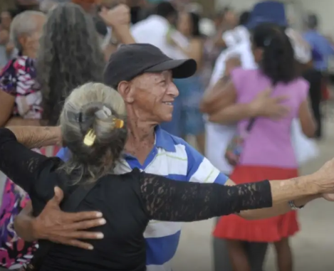 Expectativa de vida no país sobe para 76,6 anos, a maior já registrada